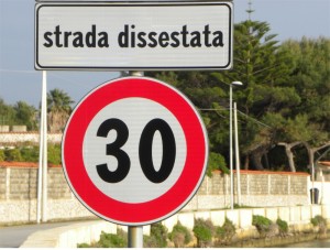 "Holprige Straße"...das Schild gibt es auf Sizilien wie Sand am Meer.